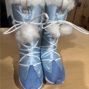 Women's Blue and White Nike Winter Boots Sz.8.5